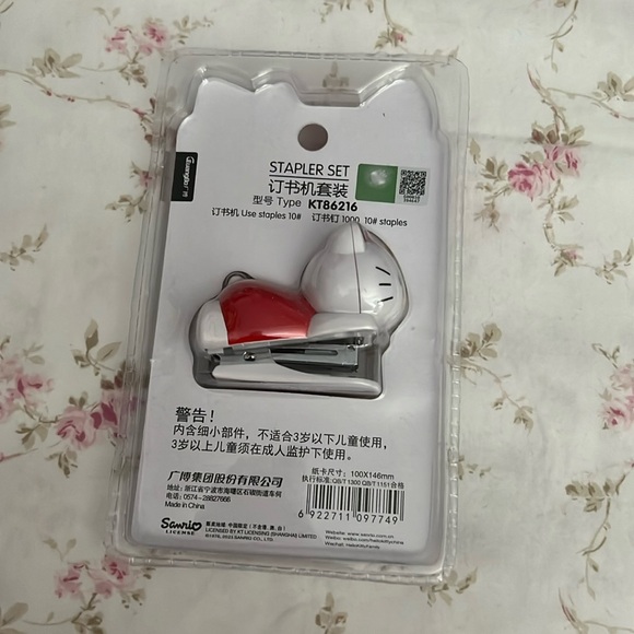 Hello Kitty Full Body Mini Stapler - Picture 2 of 2